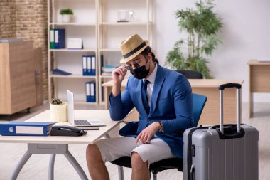 İş adamı salgın sırasında geziye hazırlanıyor