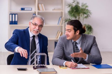 Masada iki iş adamı ve meditasyon topu var.