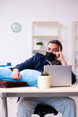 İş yerindeki salgın sırasında genç erkek çalışan