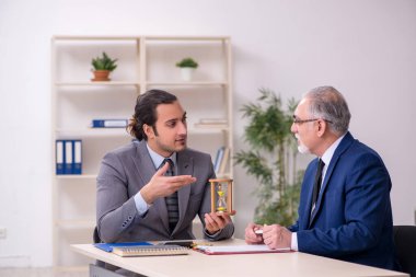 Zaman yönetimi kavramında iki işadamı