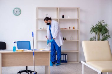 Genç erkek müteahhit salgın konseptinde dezenfekte kliniği