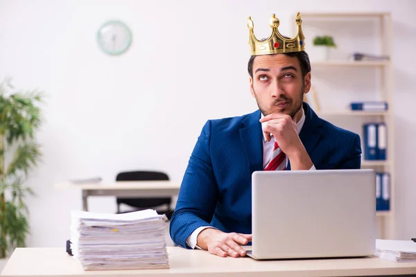 Młody król biznesmen pracownik pracujący w biurze — Zdjęcie stockowe