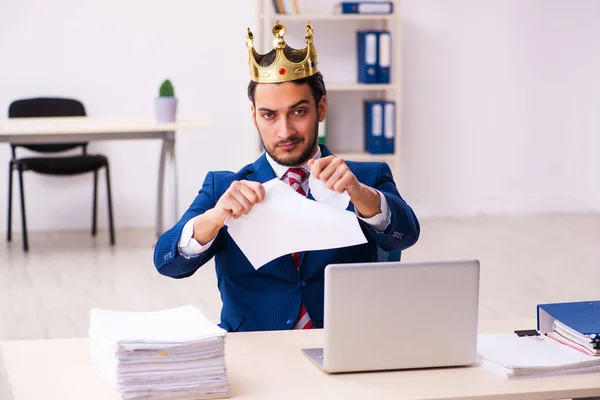 Jeune homme d'affaires roi employé travaillant dans le bureau — Photo