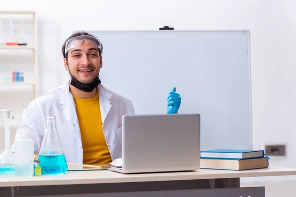 Joven estudiante químico preparándose para el examen —  Fotos de Stock