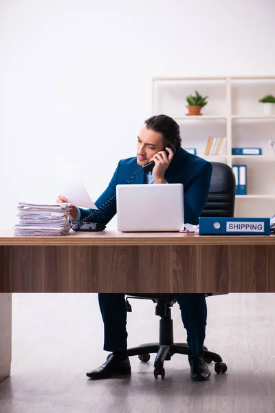 Jeune homme d'affaires salarié travaillant dans le bureau — Photo