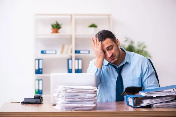 Junger männlicher Geschäftsmann arbeitet im Büro — Stockfoto