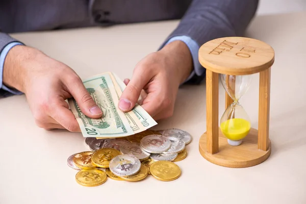 Jeune homme gagnant de l'argent via Internet dans le concept de gestion du temps — Photo