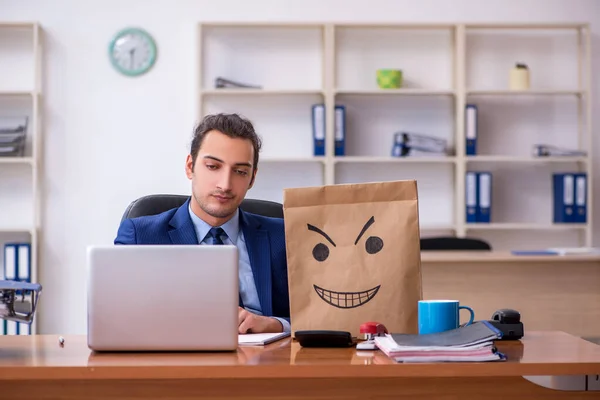 Joven empleado masculino con caja en lugar de su cabeza — Foto de Stock