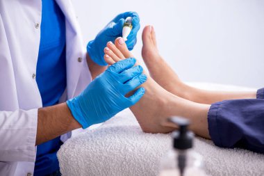 İşlem sırasında ayak tedavi uzmanı