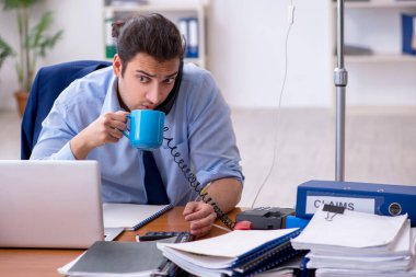 İş yerinde acı çeken genç bir erkek işçi.