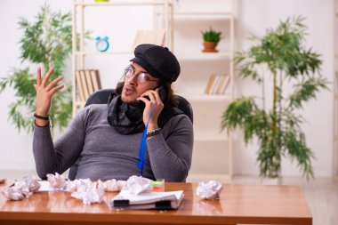 Zaman yönetimi konseptinde genç erkek yazar