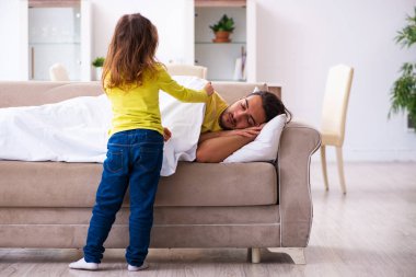 Küçük kız hasta babasına bakıyor.