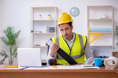 Ofiste çalışan genç erkek mimar.