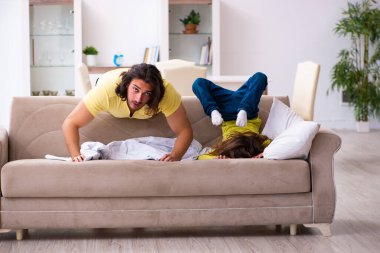 Küçük kız hasta babasına bakıyor.