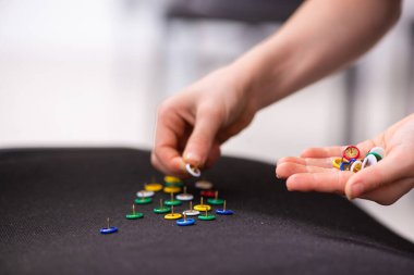 Koltukta keskin raptiyelerle ortaokul şakası.