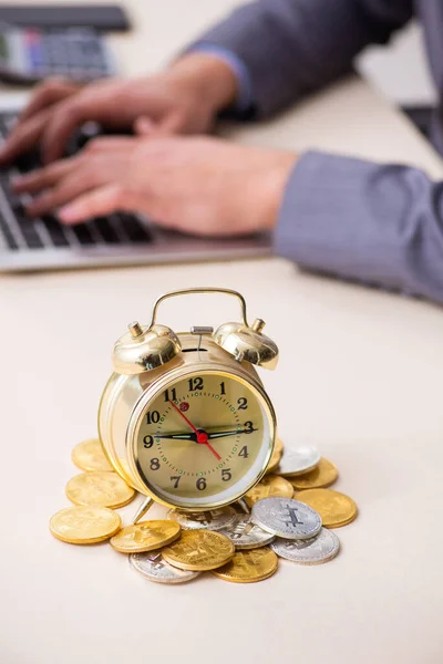 Joven ganando dinero a través de Internet en concepto de gestión del tiempo —  Fotos de Stock