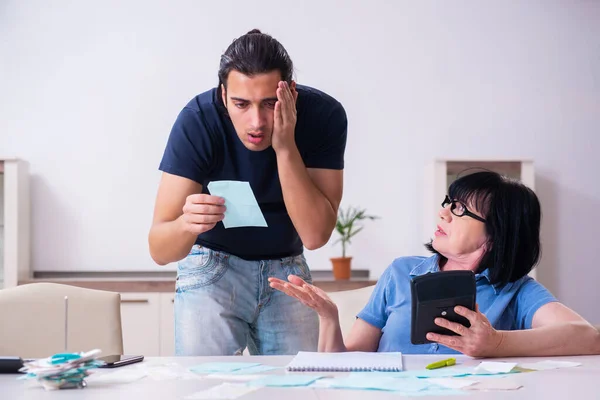 Rentnerin und ihr kleiner Sohn im Haushaltssicherungskonzept — Stockfoto