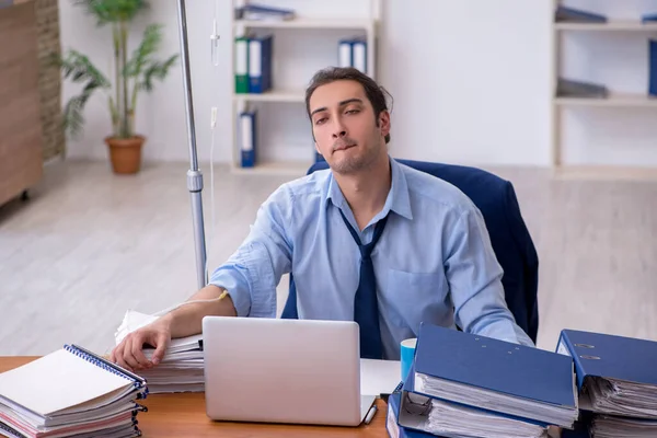 Joven empleado masculino que sufre en el lugar de trabajo —  Fotos de Stock