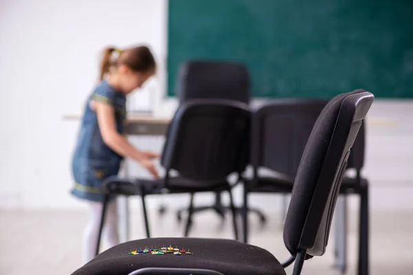 Φάρσα δευτεροβάθμιας εκπαίδευσης με αιχμηρές πινέζες στην καρέκλα — Φωτογραφία Αρχείου