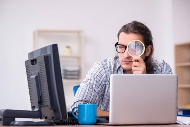 Ofiste çalışan genç bir erkek.