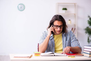 Genç erkek öğrenci sınavlara hazırlanıyor.