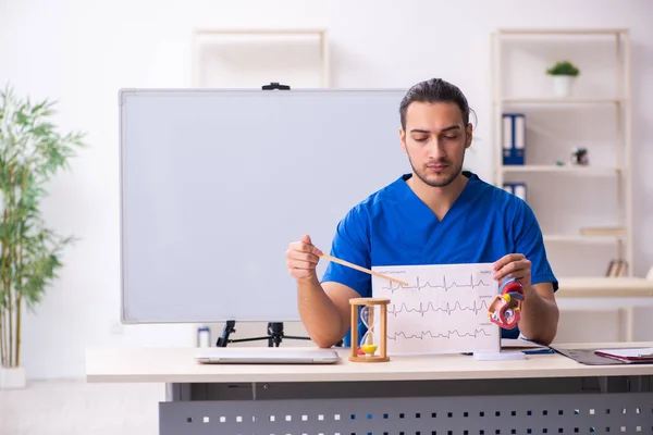 Ung manlig läkare lärare kardiolog framför whiteboard — Stockfoto