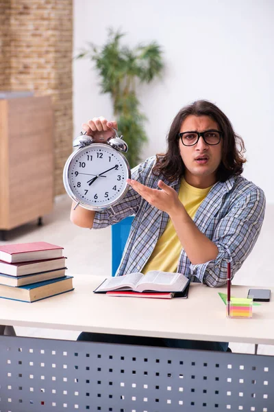 Jovem estudante do sexo masculino se preparando para exames — Fotografia de Stock