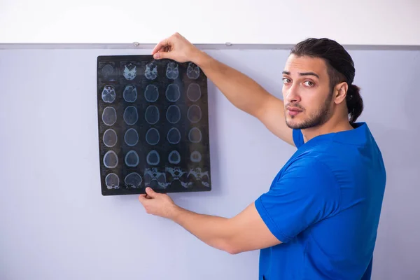 Jovem médico radiologista professor na frente do quadro branco — Fotografia de Stock