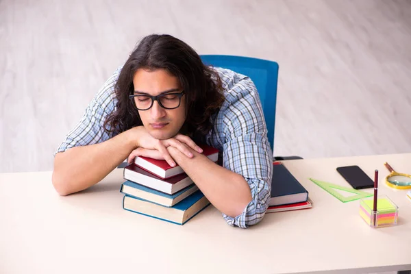 Jeune étudiant masculin se préparant aux examens — Photo