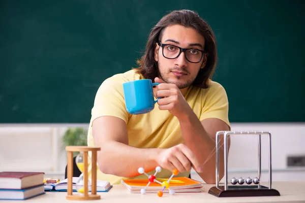 若い男性学生物理学者は、教室での試験の準備 — ストック写真