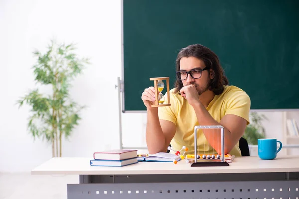 Jeune étudiant physicien se préparant aux examens en classe — Photo