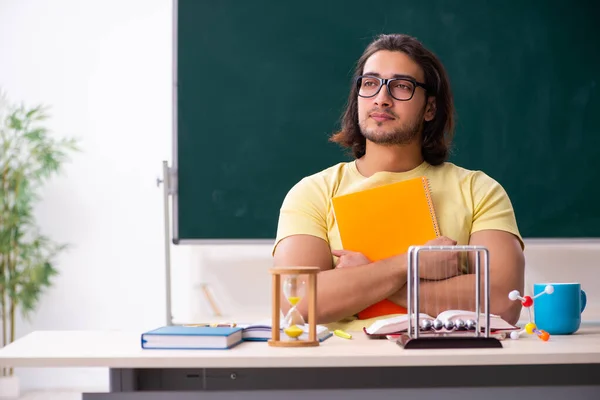 Joven estudiante físico preparándose para los exámenes en el aula —  Fotos de Stock