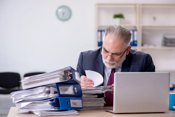 Aged male employee unhappy with excessive work — Stock Photo, Image