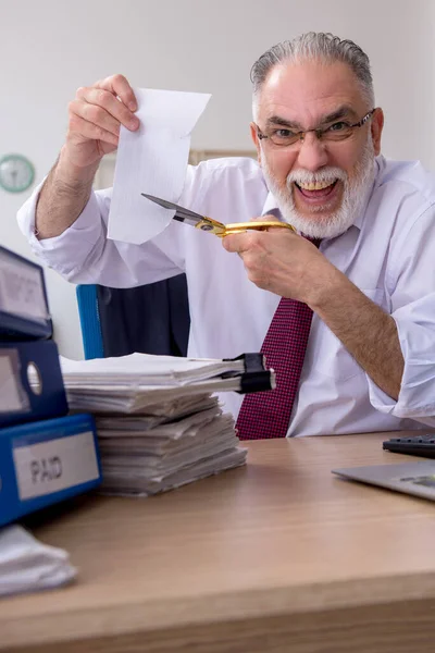 Homem idoso empregado infeliz com excesso de trabalho — Fotografia de Stock
