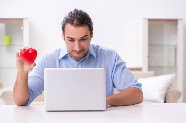 Genç adam internet üzerinden evlenme teklifi yapıyor.