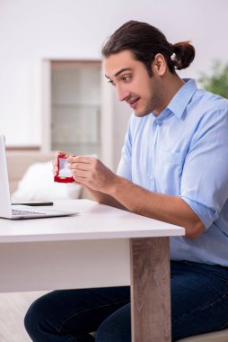 Genç adam internet üzerinden evlenme teklifi yapıyor.