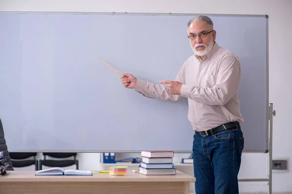 Viejo profesor sentado en el aula —  Fotos de Stock