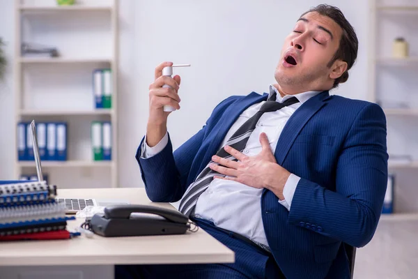 Nemocný mužský zaměstnanec trpící na pracovišti — Stock fotografie