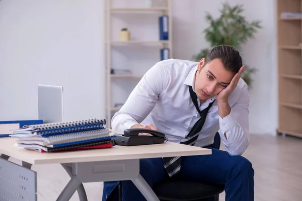 Zieke mannelijke werknemer die op het werk lijdt — Stockfoto