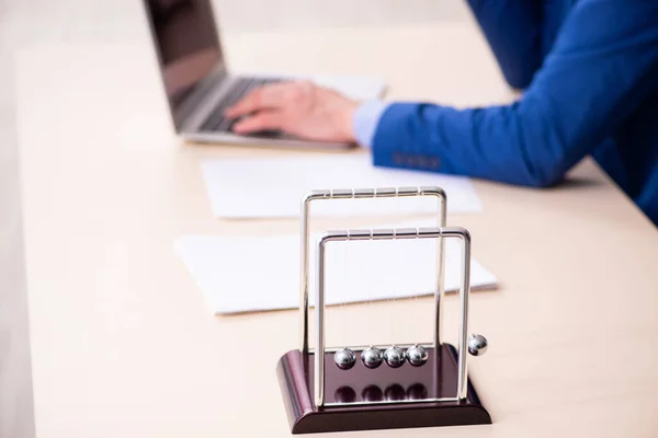 Gammal manlig anställd affärsman och meditation bollar på skrivbordet — Stockfoto