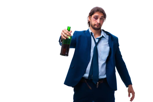 Junge männliche Angestellte alkoholisiert auf weiß isoliert — Stockfoto