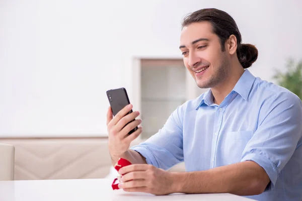 年轻快乐的男人拿着智能手机求婚 — 图库照片