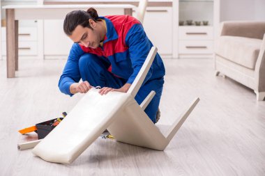 Genç erkek marangoz içeride çalışıyor.