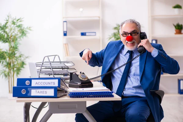 Viejo payaso de negocios trabajando en la oficina —  Fotos de Stock