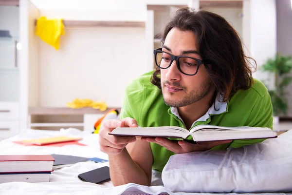 Jovem estudante do sexo masculino se preparando para exames em casa — Fotografia de Stock