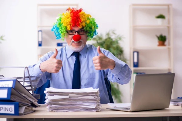 Gamle affärsman clown arbetar på kontoret — Stockfoto