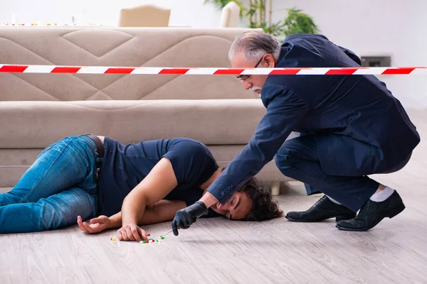 Viejo experto forense en la escena del crimen — Foto de Stock