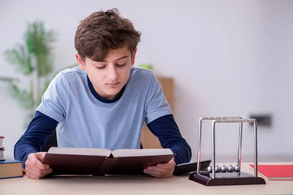 Écolier étudiant la physique à la maison — Photo