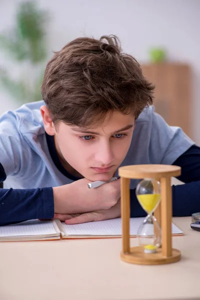Schoolboy se preparando para exames no conceito de gerenciamento de tempo — Fotografia de Stock