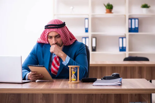 Fiatal férfi arab alkalmazott dolgozik az irodában — Stock Fotó